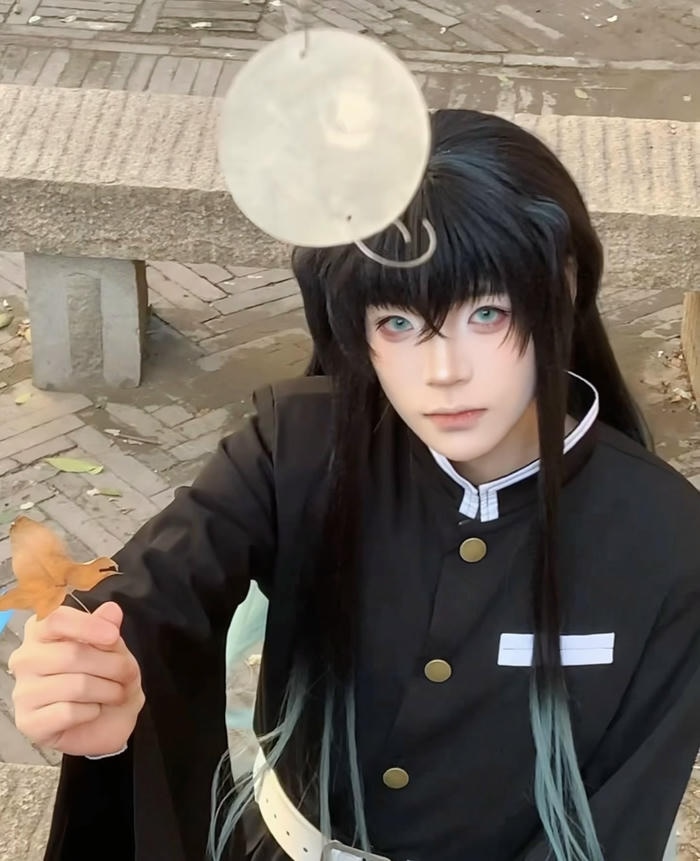 Hình ảnh muichiro cosplay thể hiện nội tâm kín đáo