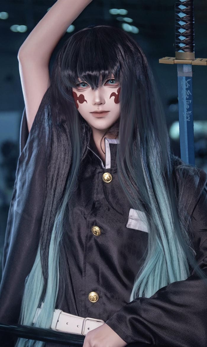 Hình ảnh muichiro cosplay thể hiện trạng thái không bộc lộ