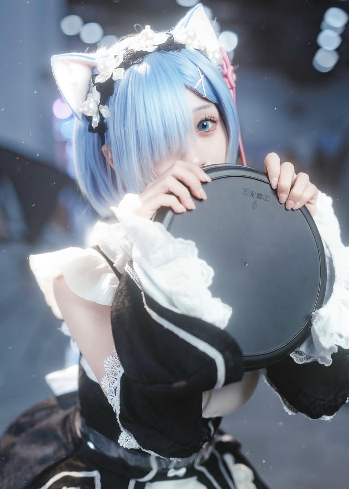 Hình ảnh rem cosplay thể hiện cảm giác êm dịu