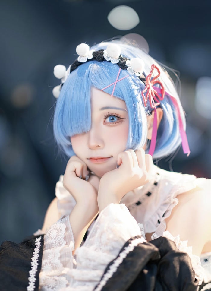 Hình ảnh rem cosplay thể hiện nét dễ thương quen thuộc
