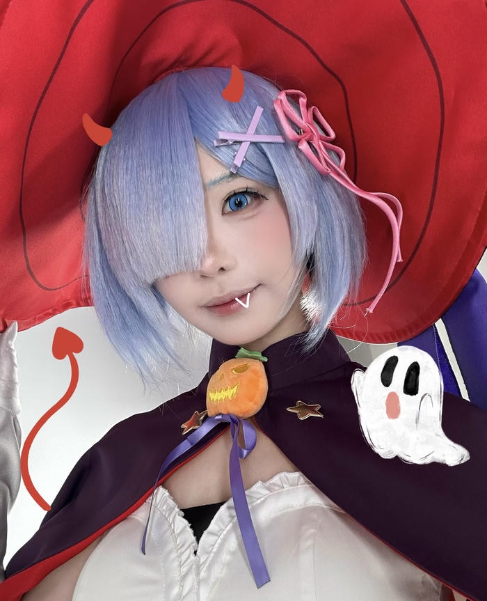 Hình ảnh rem cosplay thể hiện sự mềm mại nhẹ nhàng