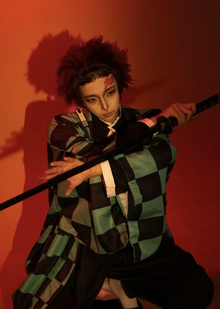 Hình ảnh tanjiro cosplay thể hiện nội lực dồi dào