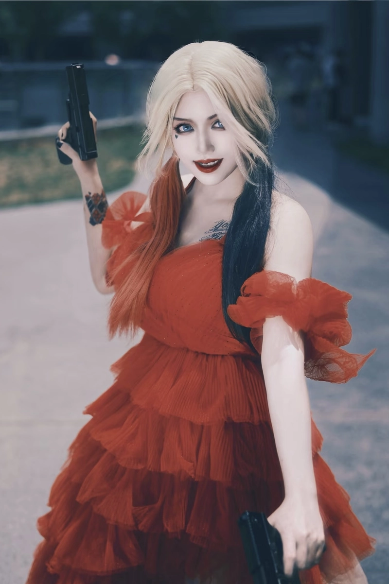 Hình cosplay Harley Quinn đầy màu sắc sống động