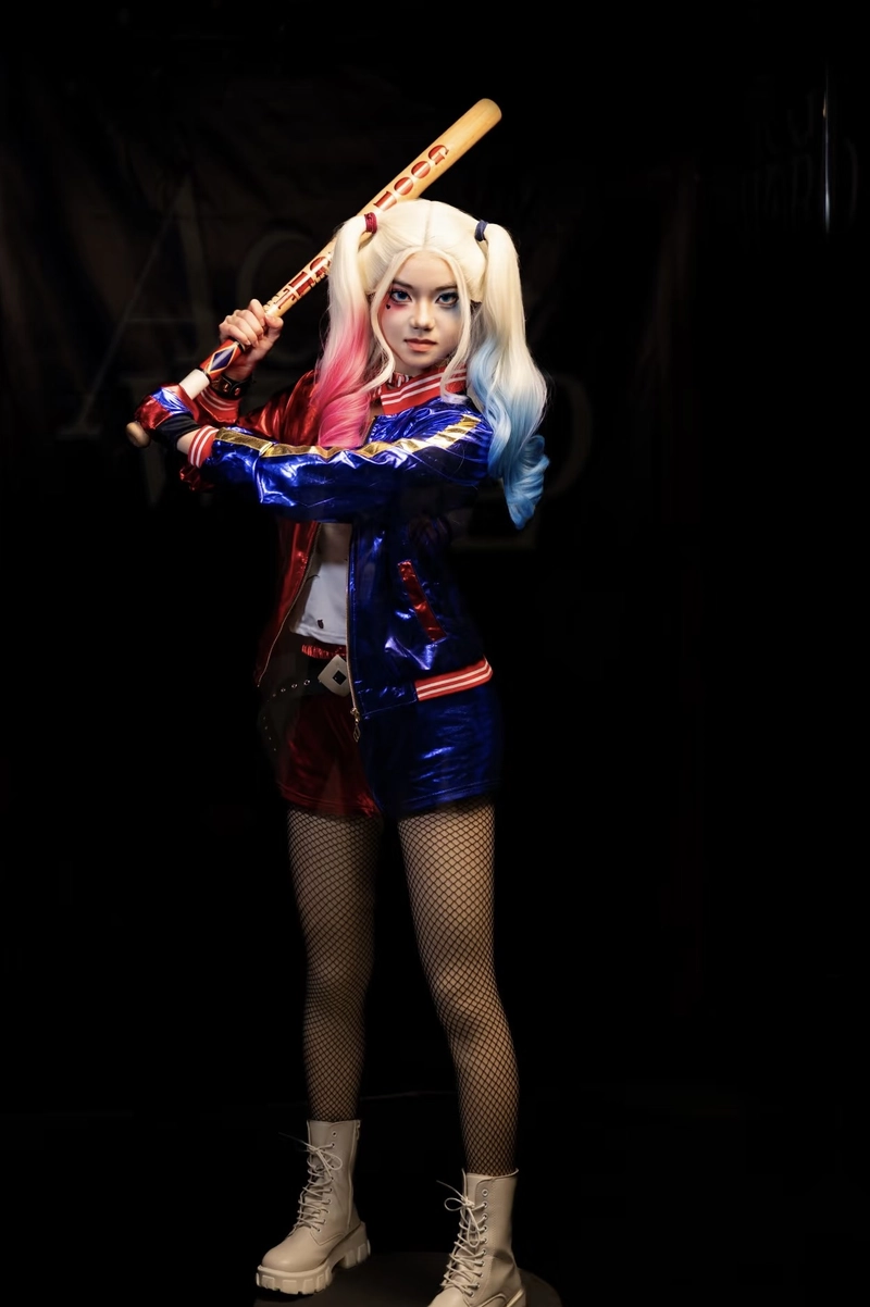 Hình cosplay Harley Quinn phong cách nổi loạn đặc trưng