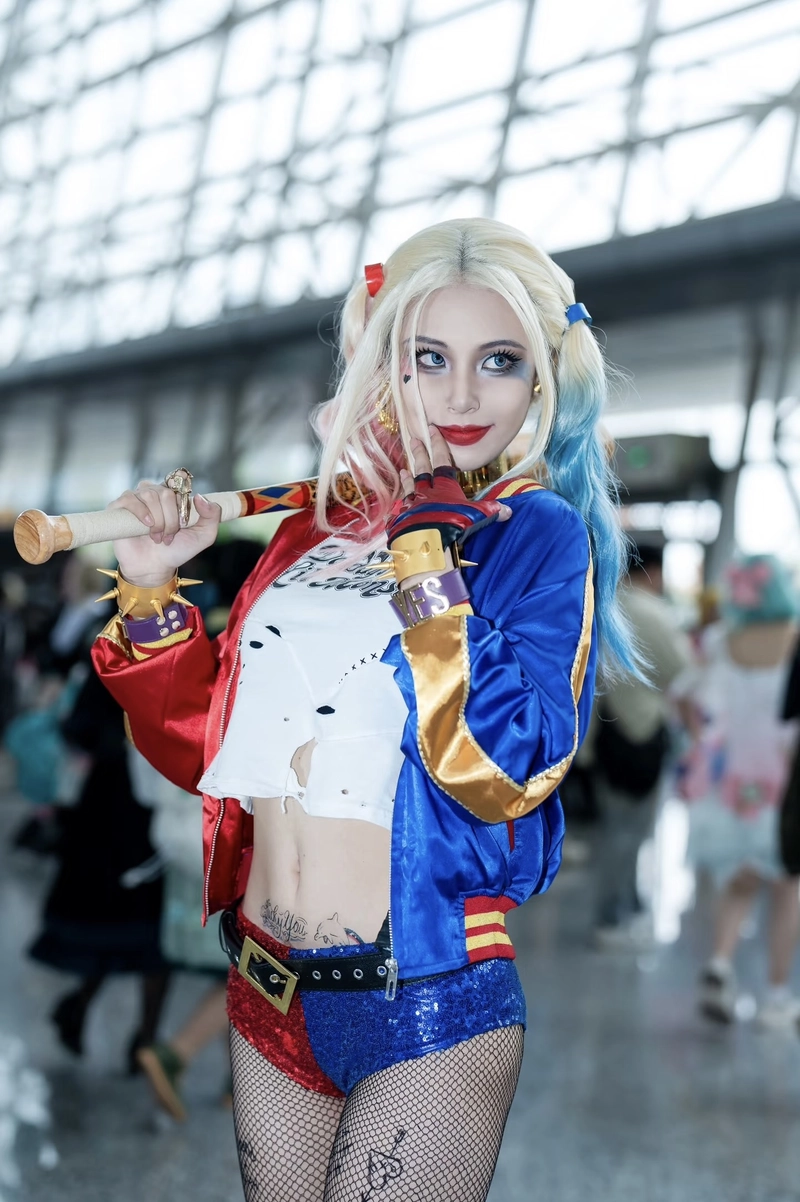 Hình cosplay Harley Quinn với tạo hình độc đáo