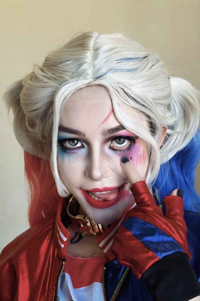 Hình cosplay Harley Quinn với trang phục sắc đỏ đen