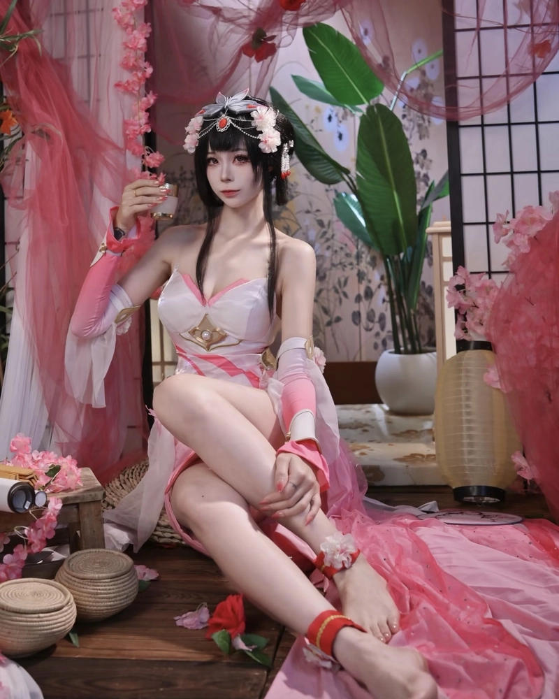 Hình cosplay Liên Quân ánh nhìn mạnh mẽ đầy nội lực