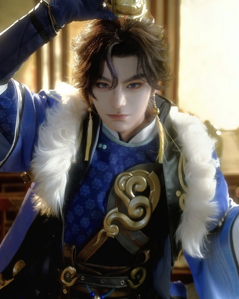 Hình cosplay Liên Quân tướng nam ánh nhìn sắc bén cuốn hút