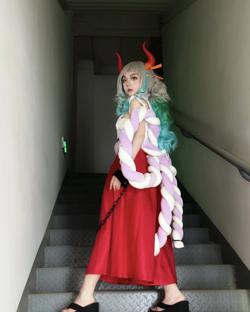 Hình cosplay Yamato nổi bật giữa ánh sáng huyền ảo