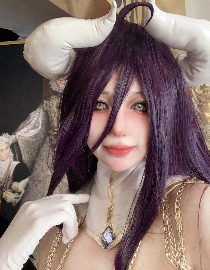 Hình cosplay albedo đẹp với ánh nhìn cuốn hút