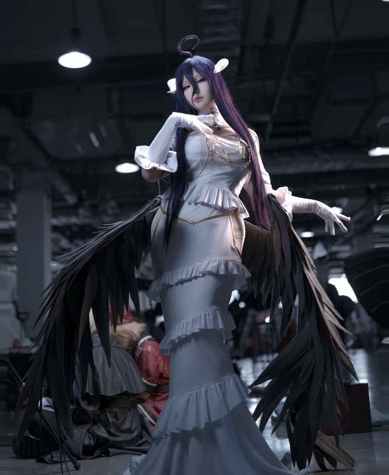 Hình cosplay albedo với ánh mắt đầy cuốn hút