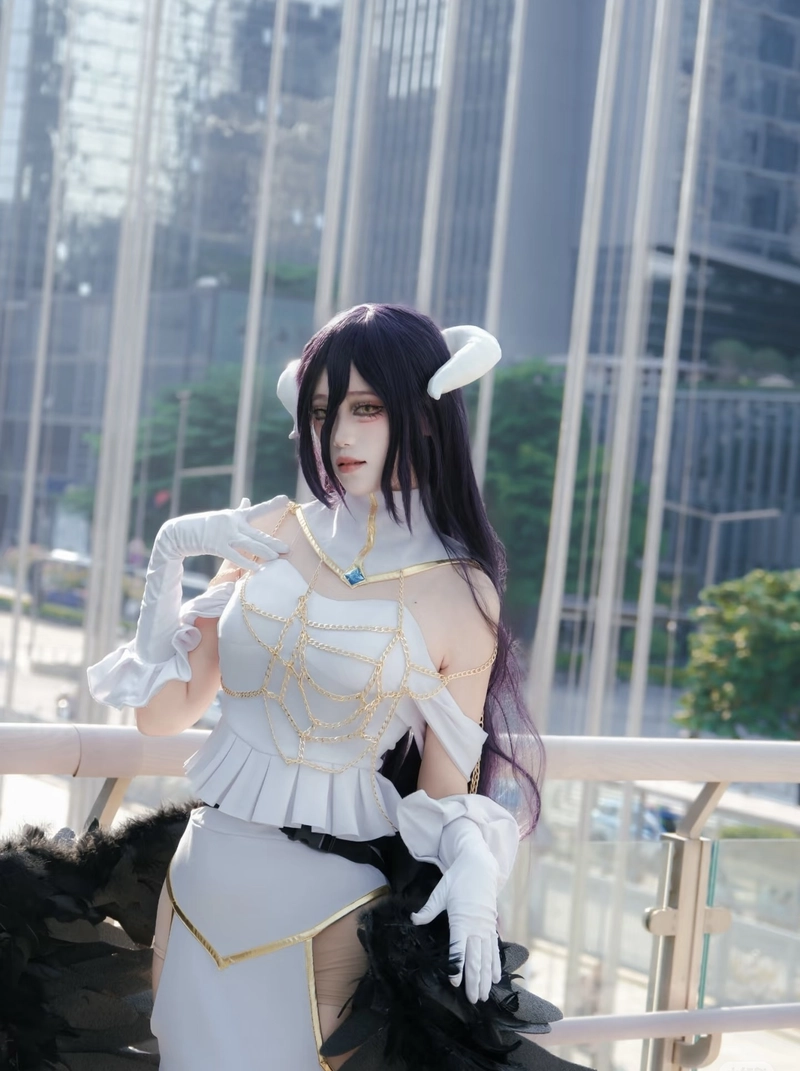 Hình cosplay albedo với ánh nhìn sắc sảo