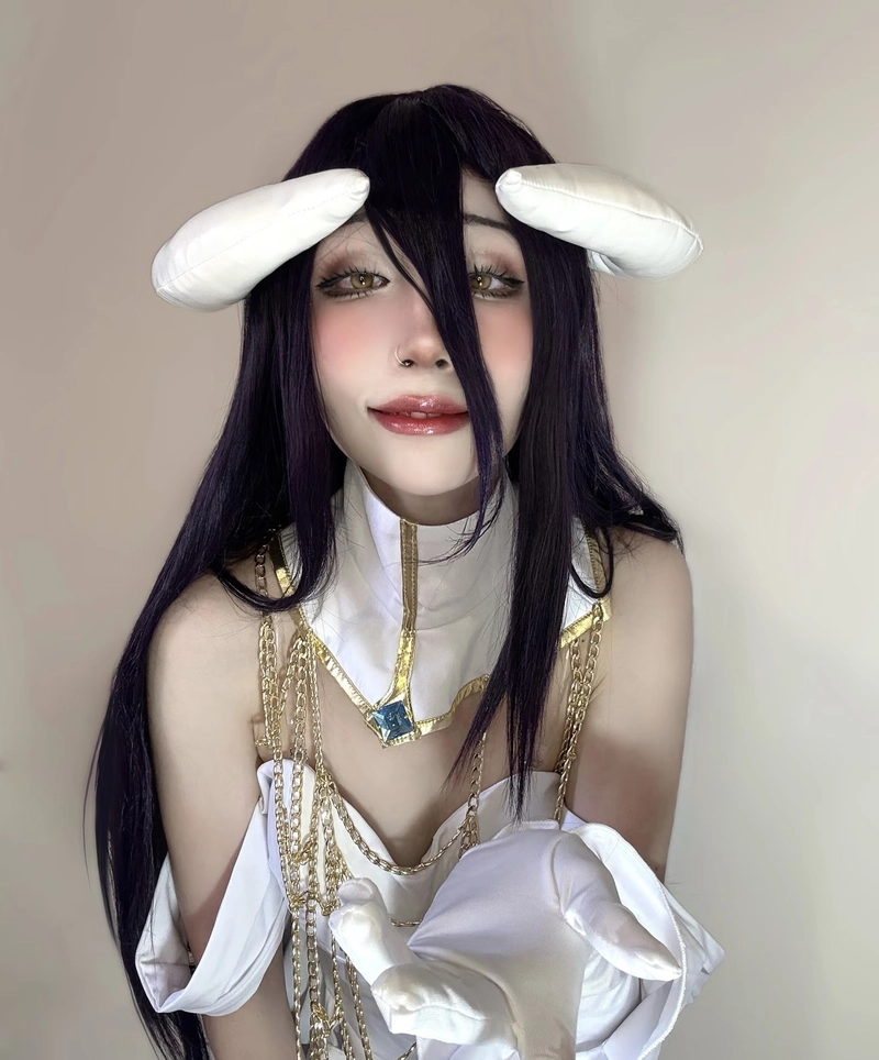 Hình cosplay albedo với thần thái mạnh mẽ