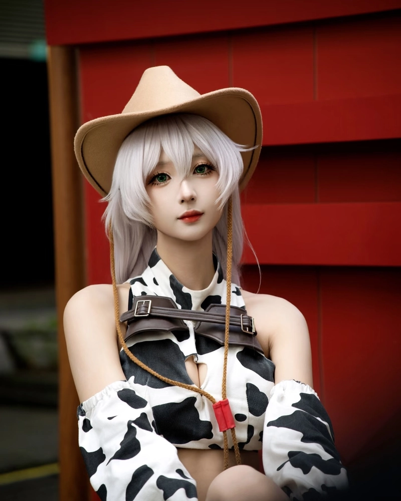 Hình cosplay bò sữa ánh nhìn tinh nghịch dễ thương tự nhiên