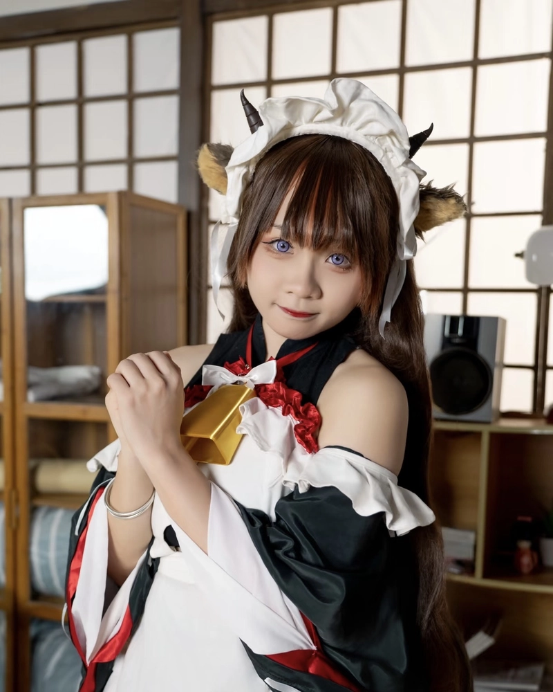 Hình cosplay bò sữa với ánh nhìn ngọt ngào đáng yêu