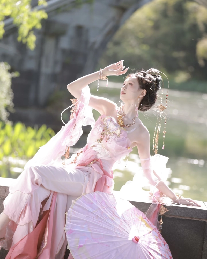 Hình cosplay cổ trang với vẻ đẹp nhẹ nhàng tinh khôi