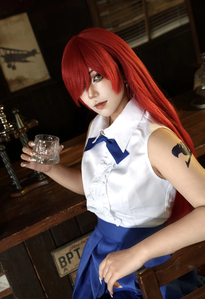 Hình cosplay erza chụp gần thấy rõ khuôn mặt