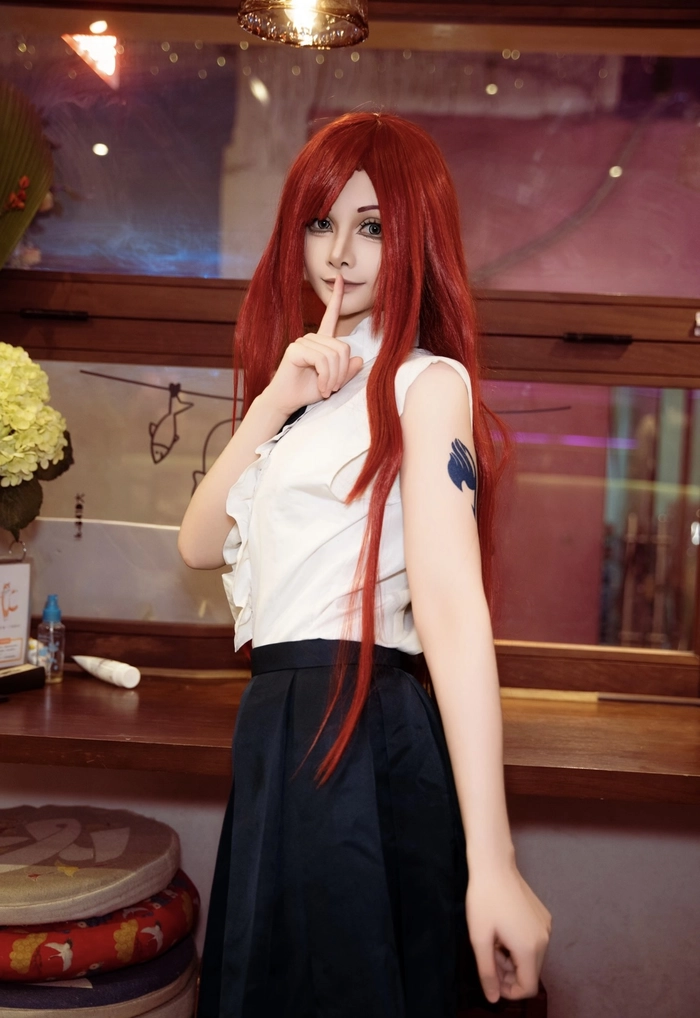 Hình cosplay erza đứng giữa không gian thoáng
