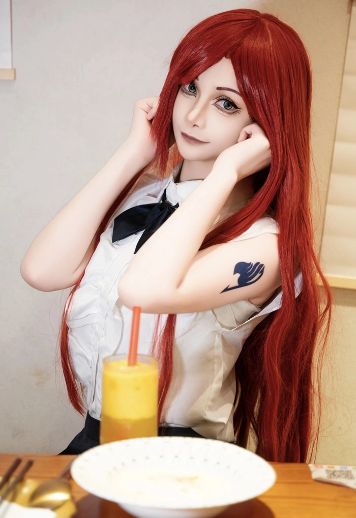 Hình cosplay erza đứng ngoài trời tự nhiên