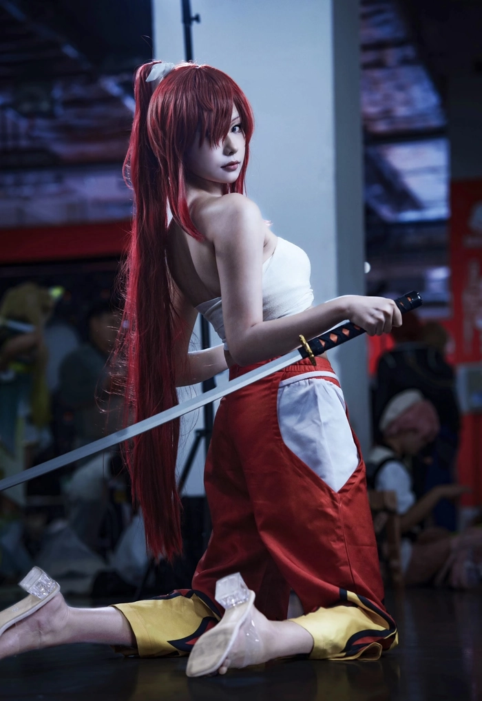Hình cosplay erza tạo dáng quen thuộc dễ nhìn