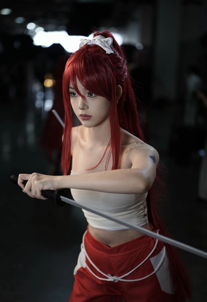 Hình cosplay erza tạo dáng quen thuộc