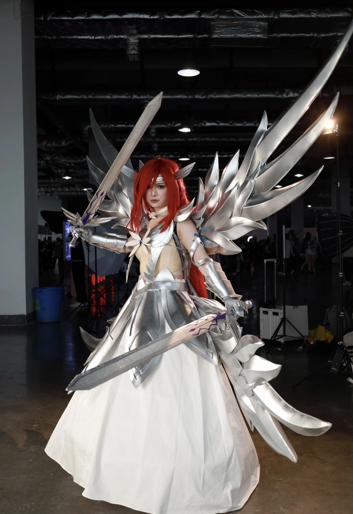 Hình cosplay erza với giáp quen thuộc