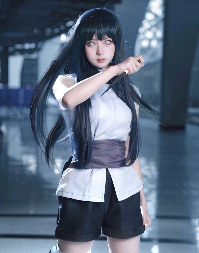 Hình cosplay hinata đứng giữa không gian thoáng