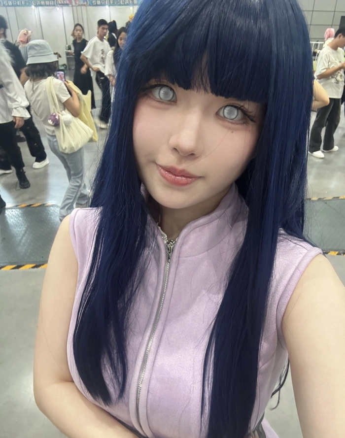 Hình cosplay hinata đứng ngoài trời tự nhiên