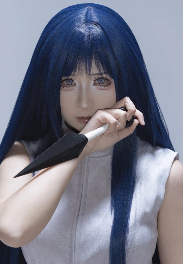 Hình cosplay hinata với trang phục tím quen thuộc