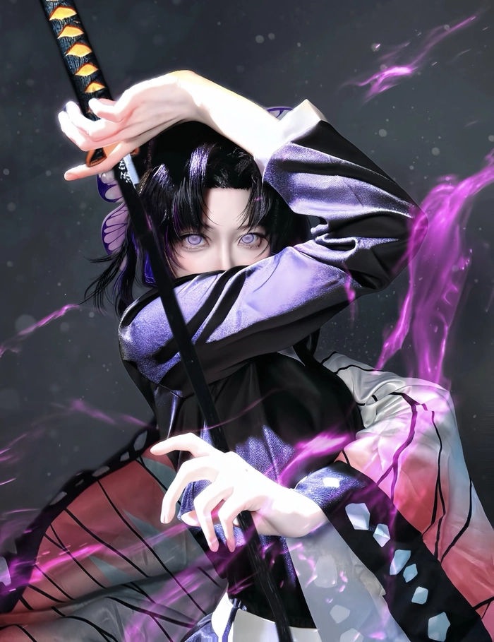 Hình cosplay kimetsu no yaiba đứng giữa không gian