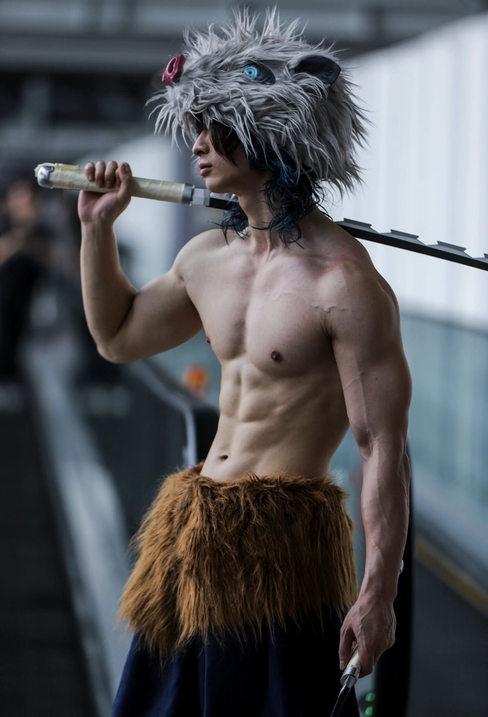 Hình cosplay kimetsu no yaiba đứng ngoài trời