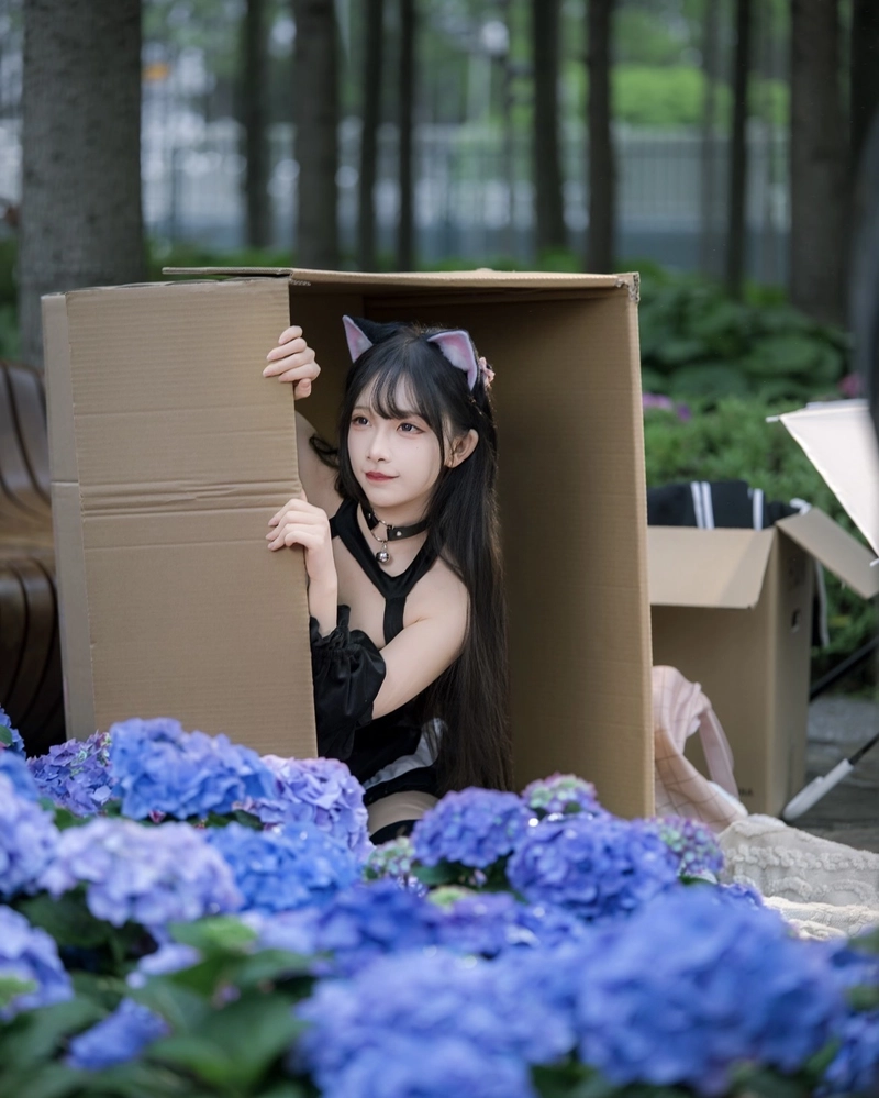Hình cosplay mèo với ánh nhìn ngây thơ đáng yêu