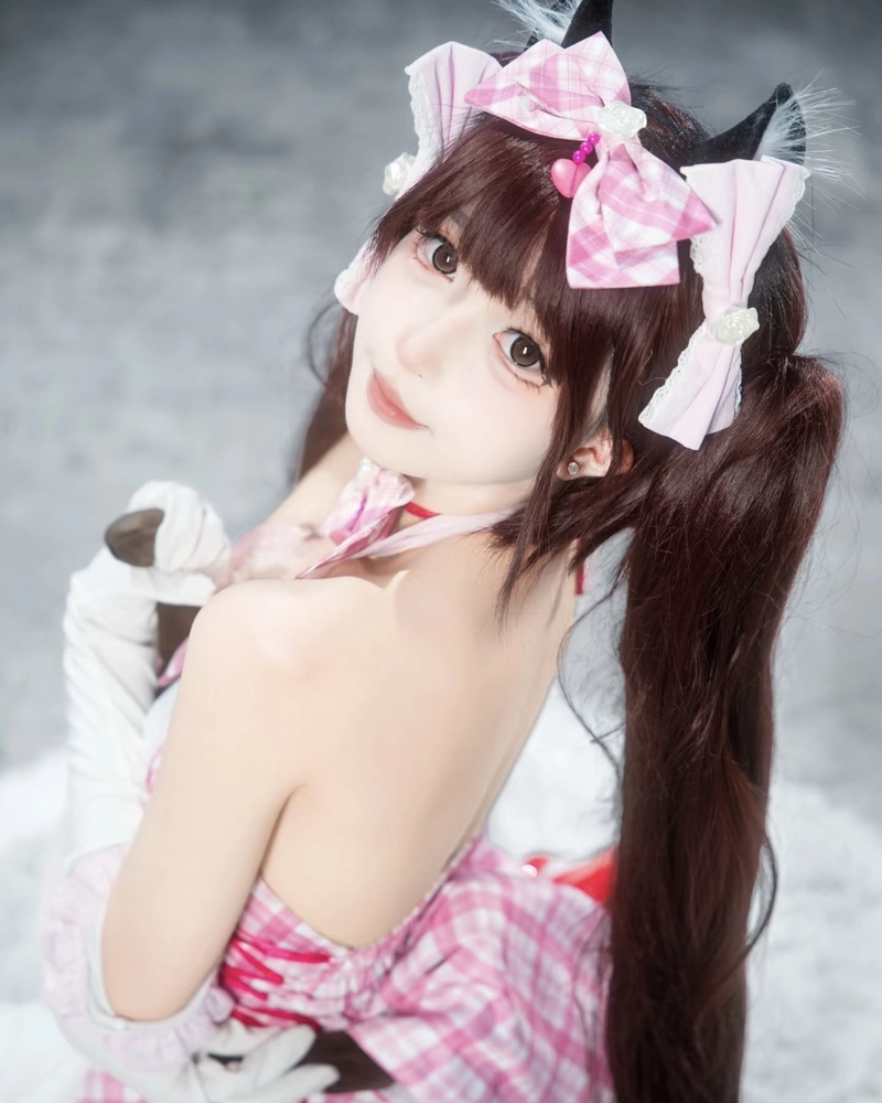 Hình cosplay mèo với ánh nhìn ngọt ngào đáng yêu