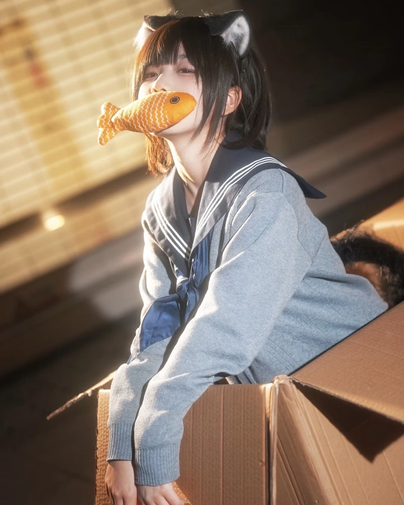 Hình cosplay mèo với biểu cảm vui vẻ dễ thương