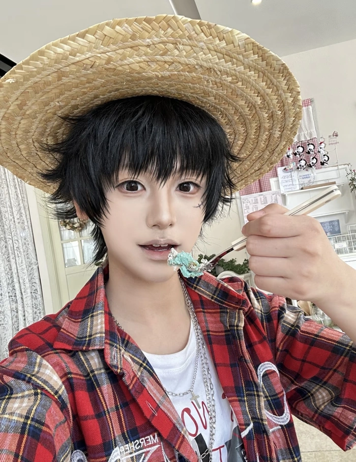 Hình cosplay one piece chụp gần thấy rõ khuôn mặt