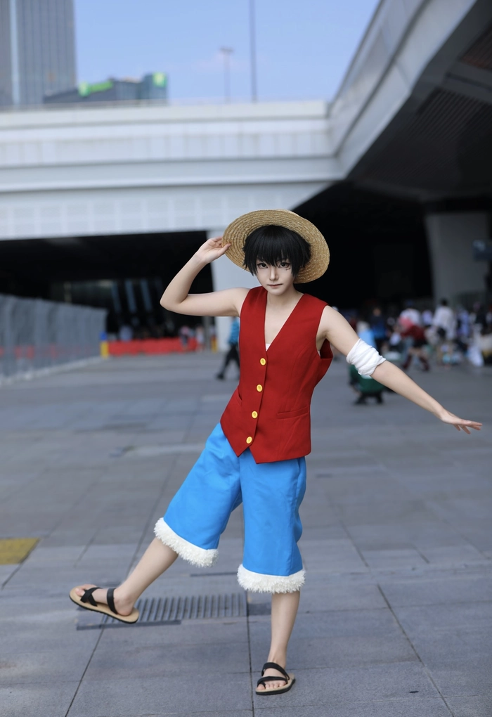 Hình cosplay one piece chụp toàn thân rõ nét