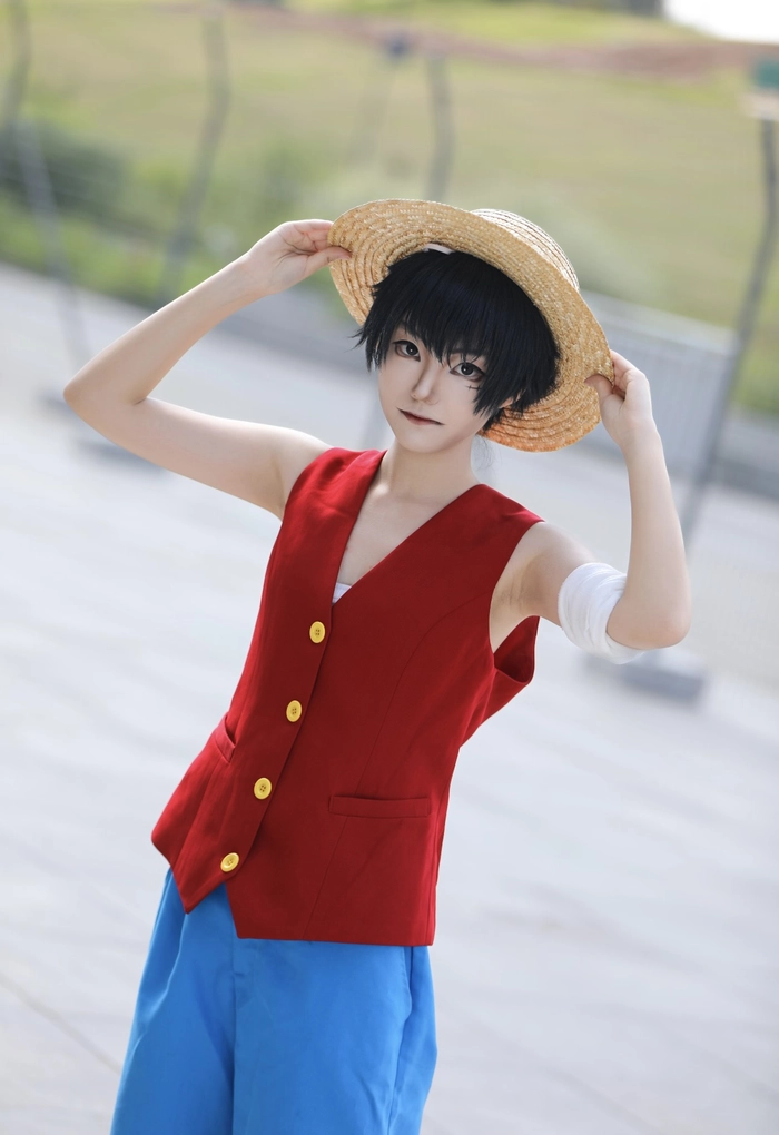 Hình cosplay one piece đứng giữa không gian thoáng