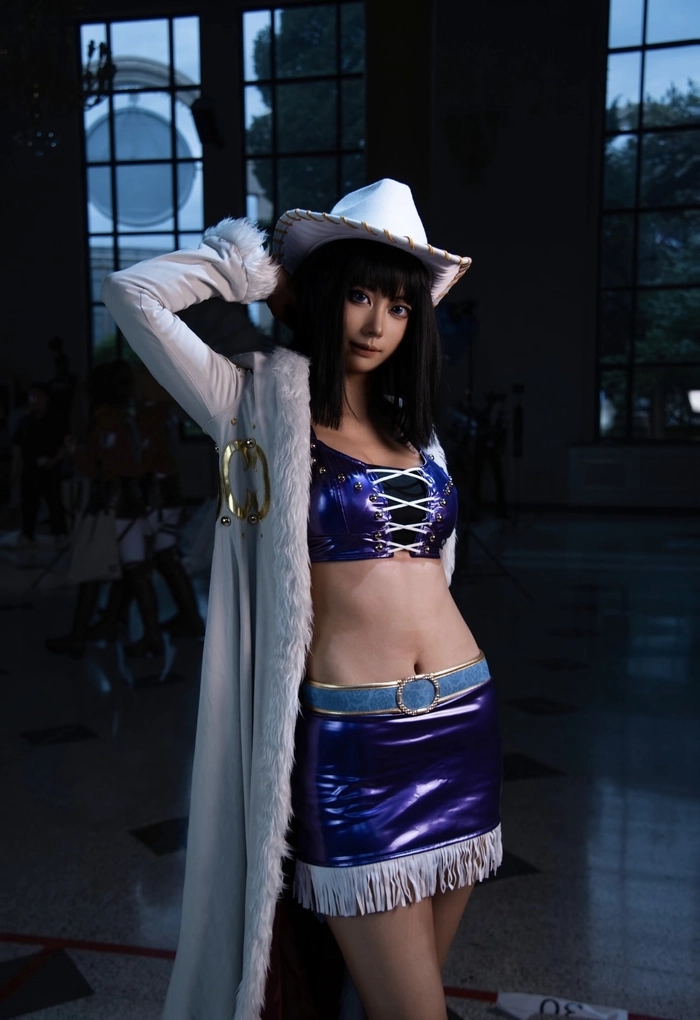 Hình cosplay one piece đứng ngoài trời tự nhiên