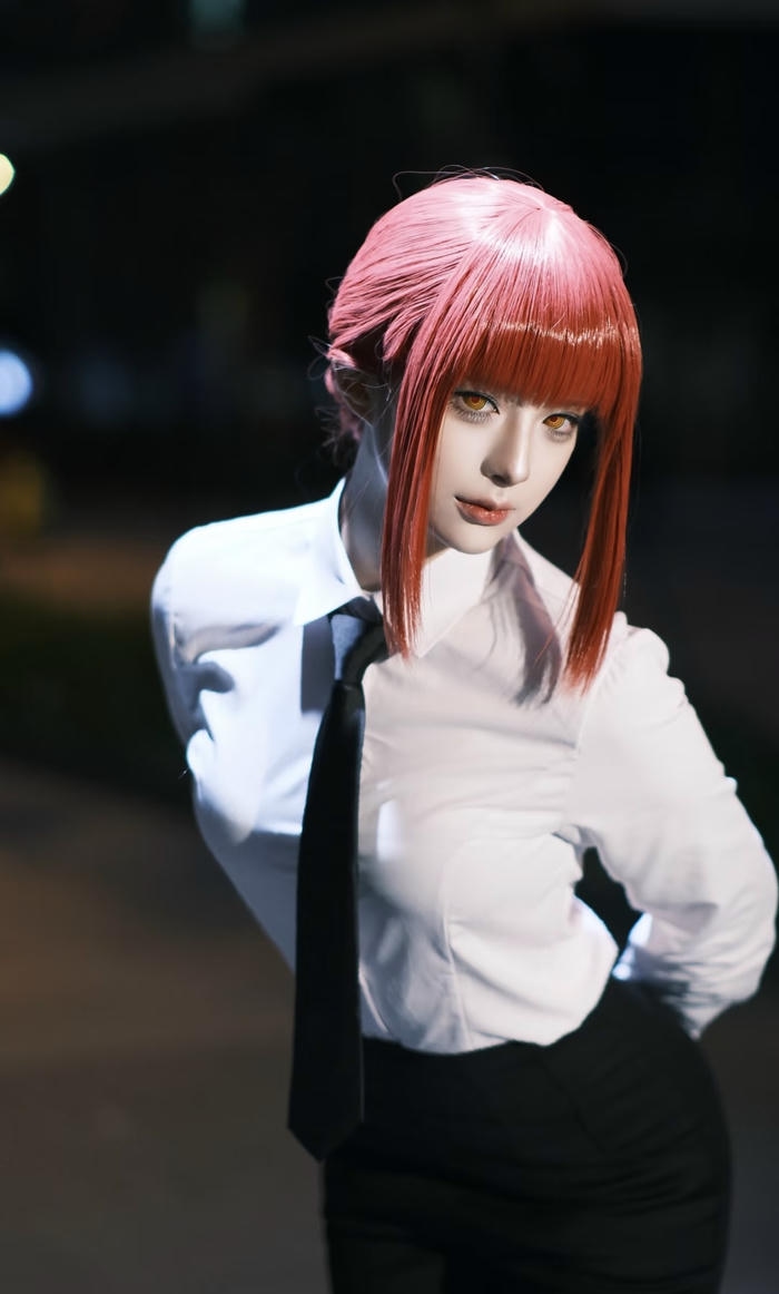Hình makima cosplay với biểu hiện kiểm soát
