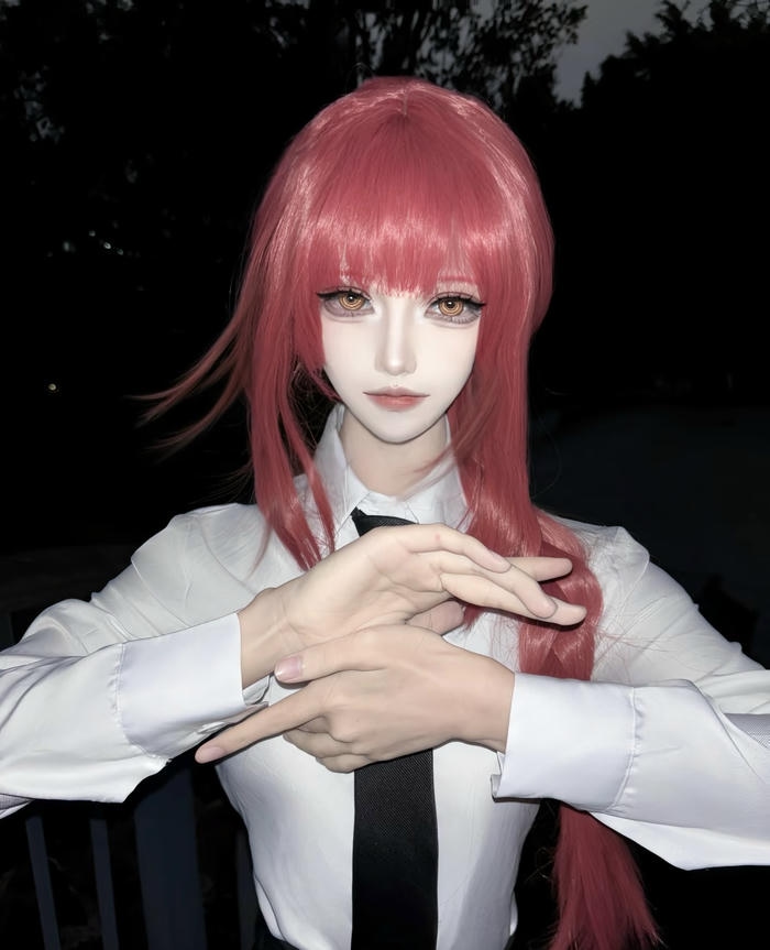 Hình makima cosplay với nét mặt nghiêm nghị