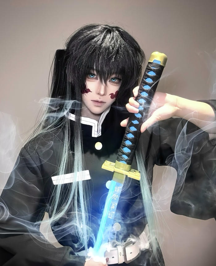 Hình muichiro cosplay cho thấy tâm trạng mơ hồ kéo dài