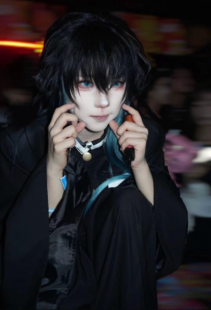 Hình muichiro cosplay cho thấy trạng thái trôi lặng