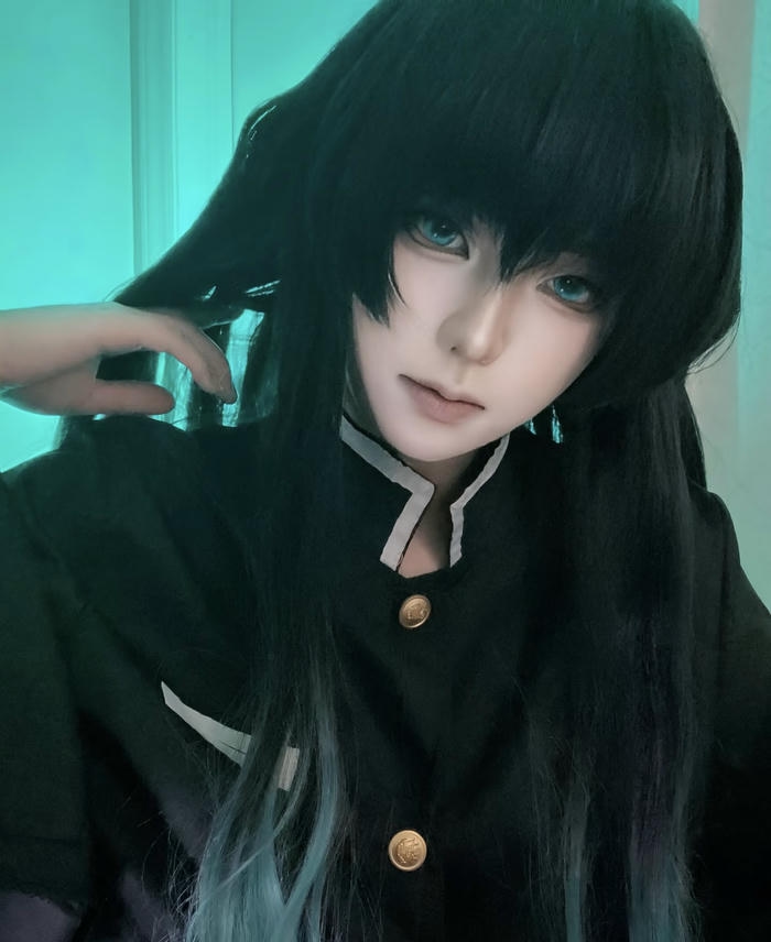 Hình muichiro cosplay thể hiện ánh nhìn mờ nhạt và tĩnh