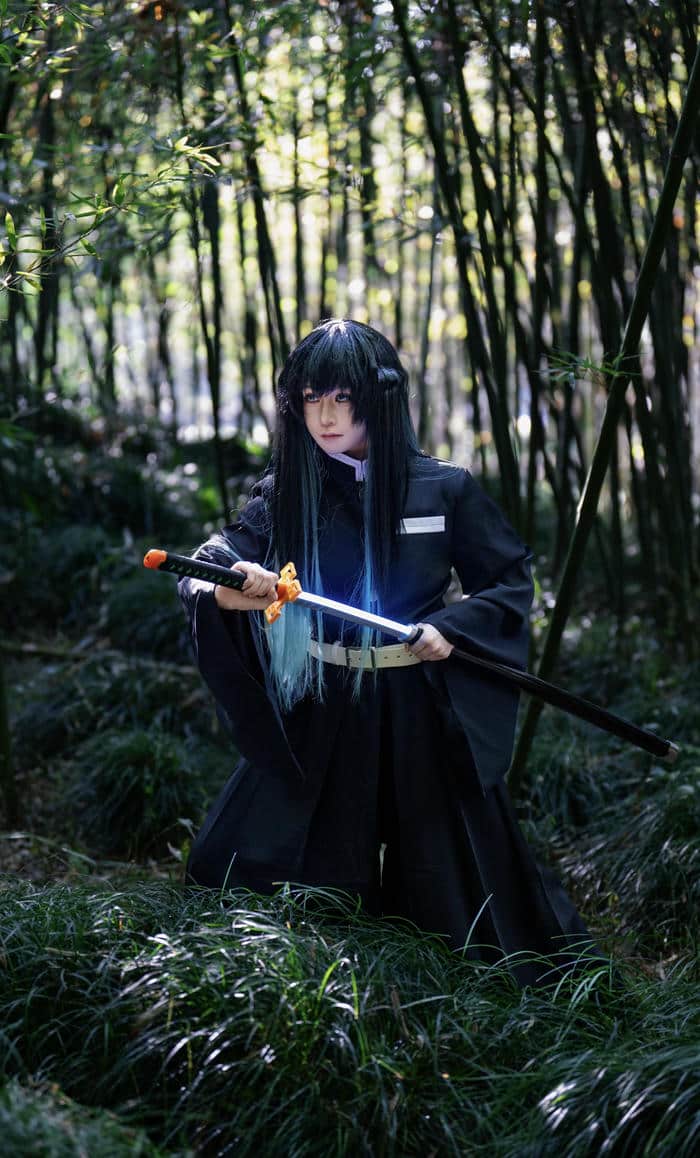 Hình muichiro cosplay thể hiện sự lặng thầm bền bỉ