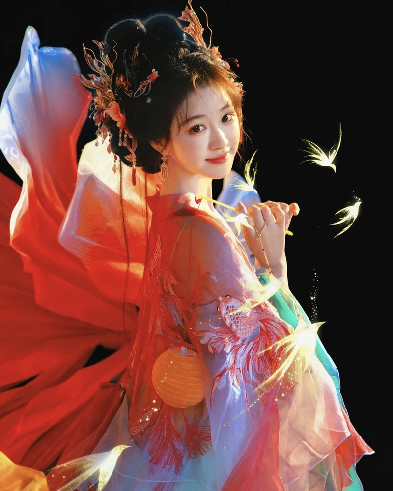 Mỹ nhân cosplay cổ trang với ánh mắt dịu dàng cuốn hút