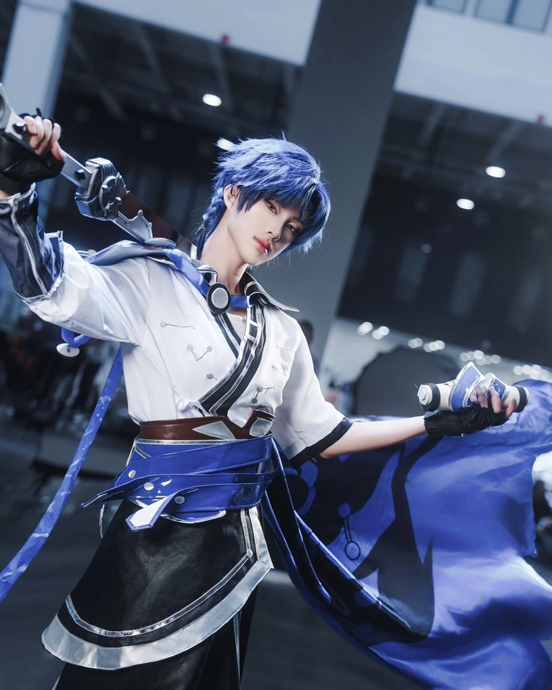 Nam cosplay Liên Quân thần thái lạnh lùng đầy khí chất