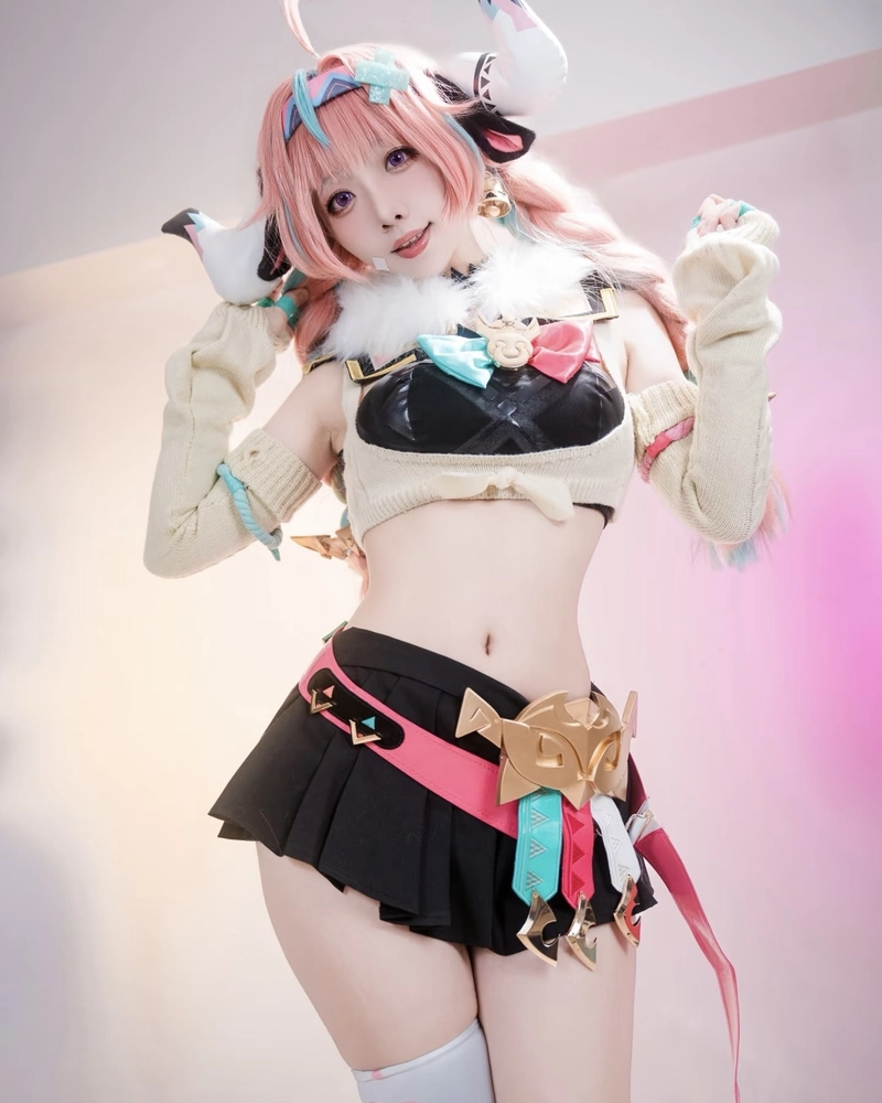 Người cosplay bò sữa mang nét tinh nghịch đáng yêu tự nhiên