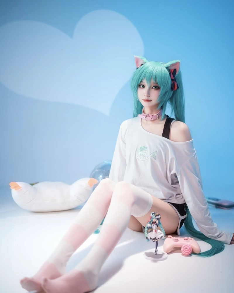 Người cosplay mèo với ánh nhìn dễ thương ngây thơ