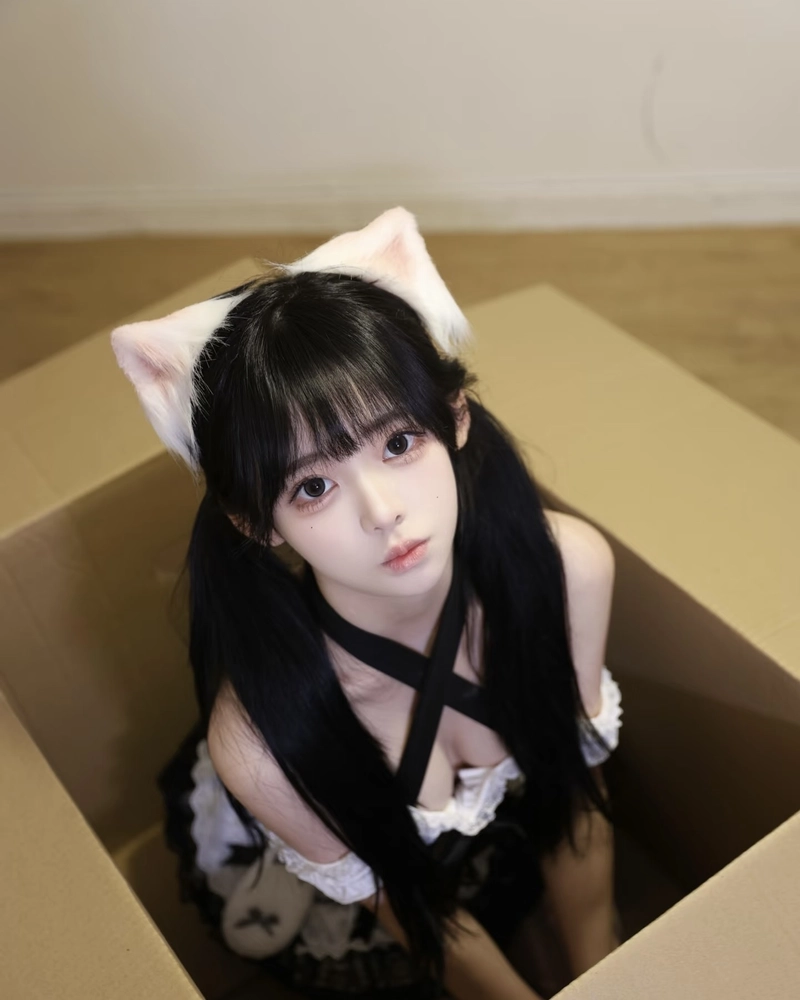Người cosplay mèo với vẻ tinh nghịch dễ thương