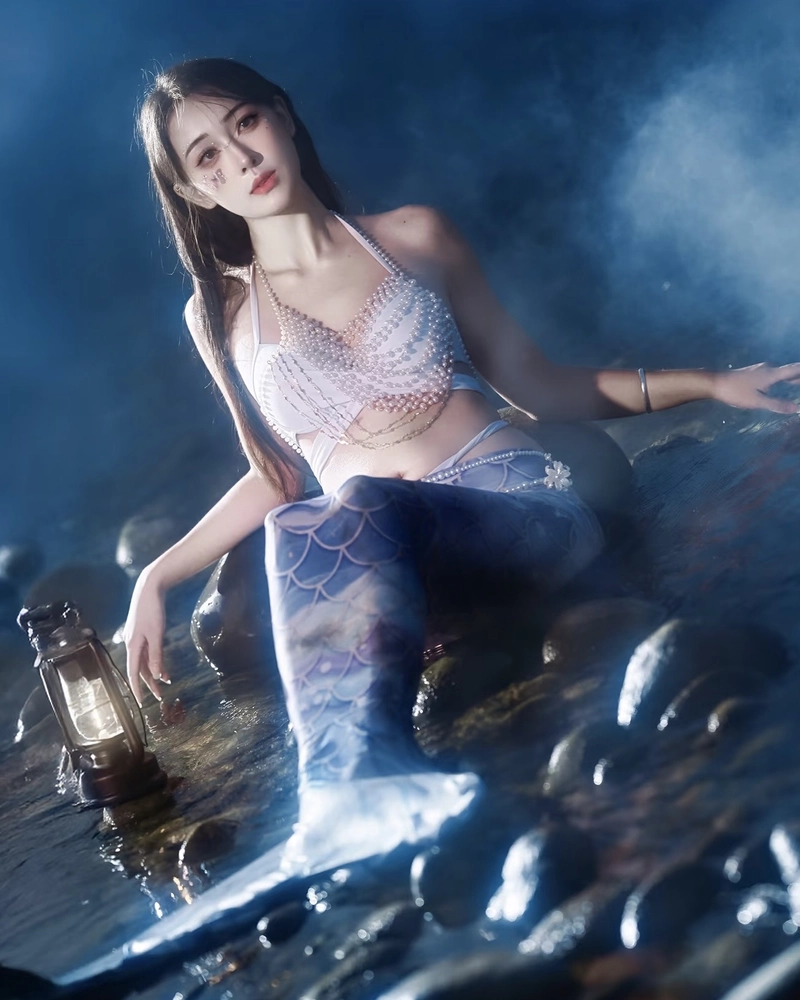 Người cosplay nàng tiên cá thần thái nổi bật giữa khung cảnh